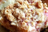 Tangy Rhubarb Crumble Cake