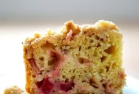 Tangy Rhubarb Crumb Cake