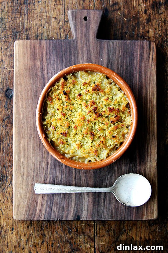 Slow cooker filled with cooked flageolet beans, ready to be served or transformed into a gratin.