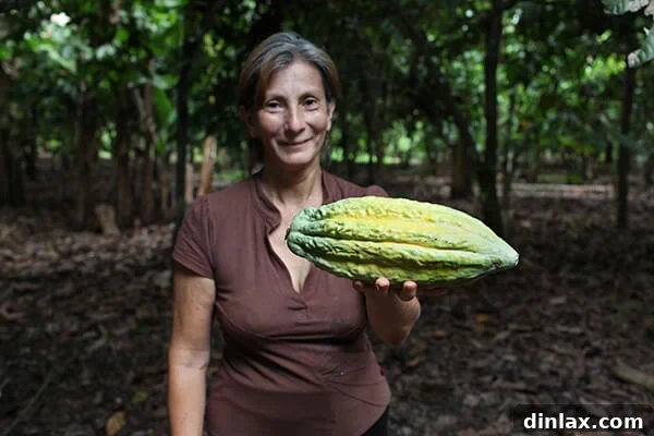 Mariana del Jesus Mendoza, a Fair Trade cocoa farmer from Ecuador, smiling warmly.