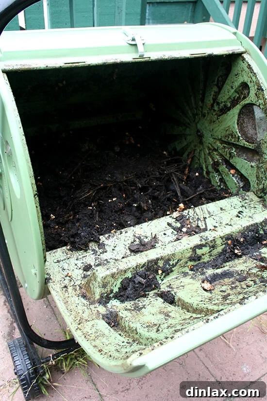 Back porch compost tumbler for organic waste