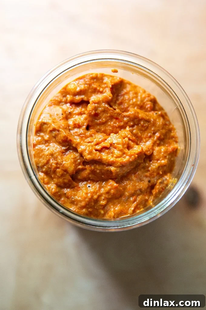 Zahmetsiz Romesco Sosu: Biberleri Soymaya Son! 2 Homemade romesco sauce in a glass jar.