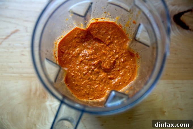 Zahmetsiz Romesco Sosu: Biberleri Soymaya Son! 10 Puréed romesco sauce in a blender.