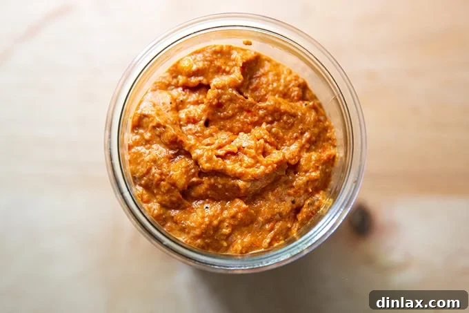 Zahmetsiz Romesco Sosu: Biberleri Soymaya Son! 11 Homemade romesco sauce in a glass jar.