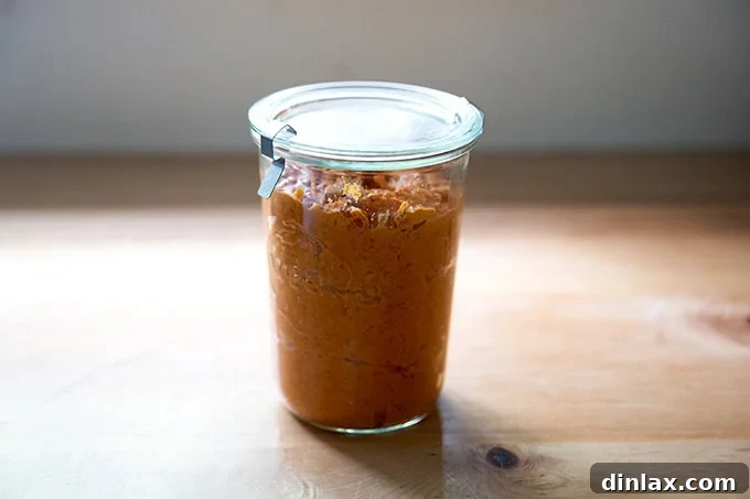 Zahmetsiz Romesco Sosu: Biberleri Soymaya Son! 12 A glass Weck jar filled with homemade romesco sauce.
